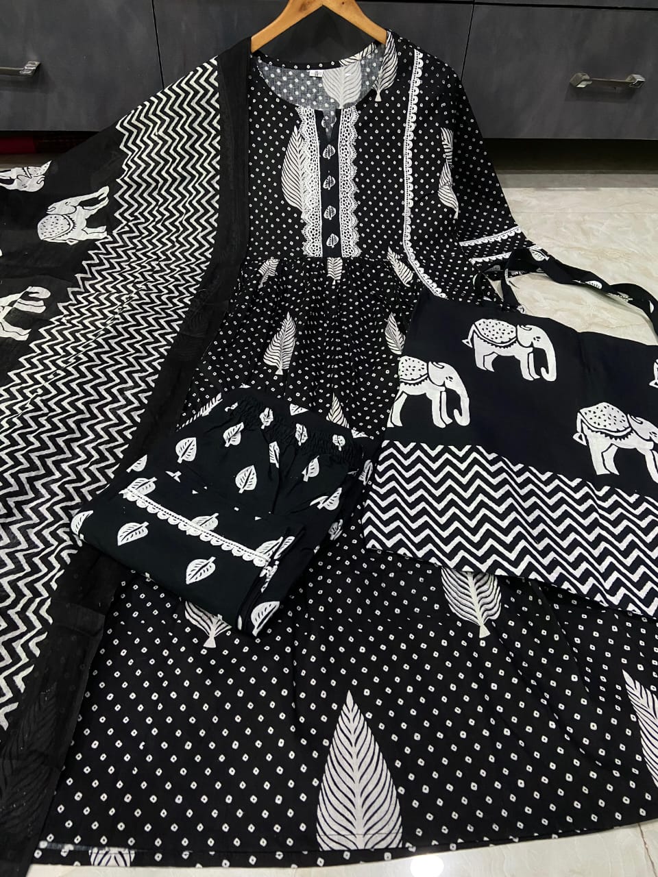 Cotton Embroidered kurta with Pant & Dupatta Set For Women (With Bag)