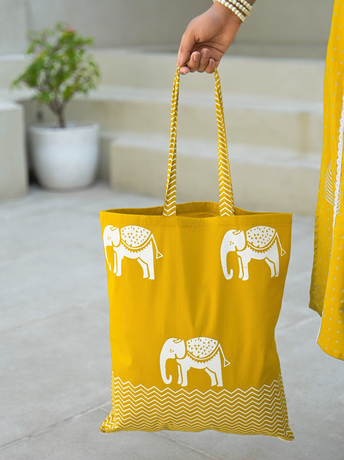 Cotton Embroidered kurta with Pant & Dupatta Set For Women (With Bag)