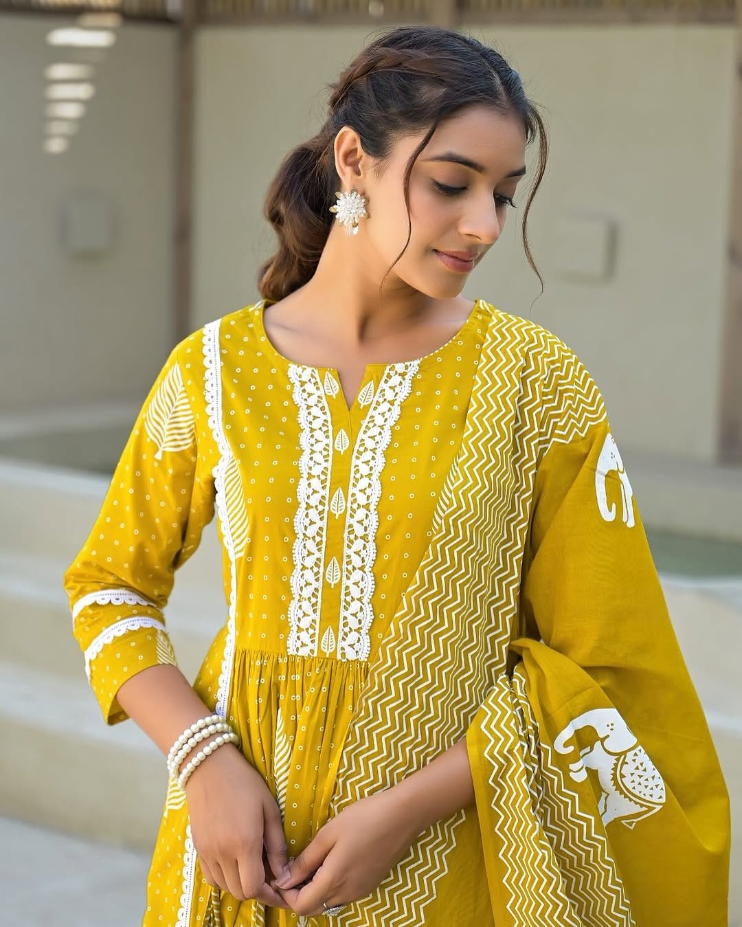 Cotton Embroidered kurta with Pant & Dupatta Set For Women (With Bag)