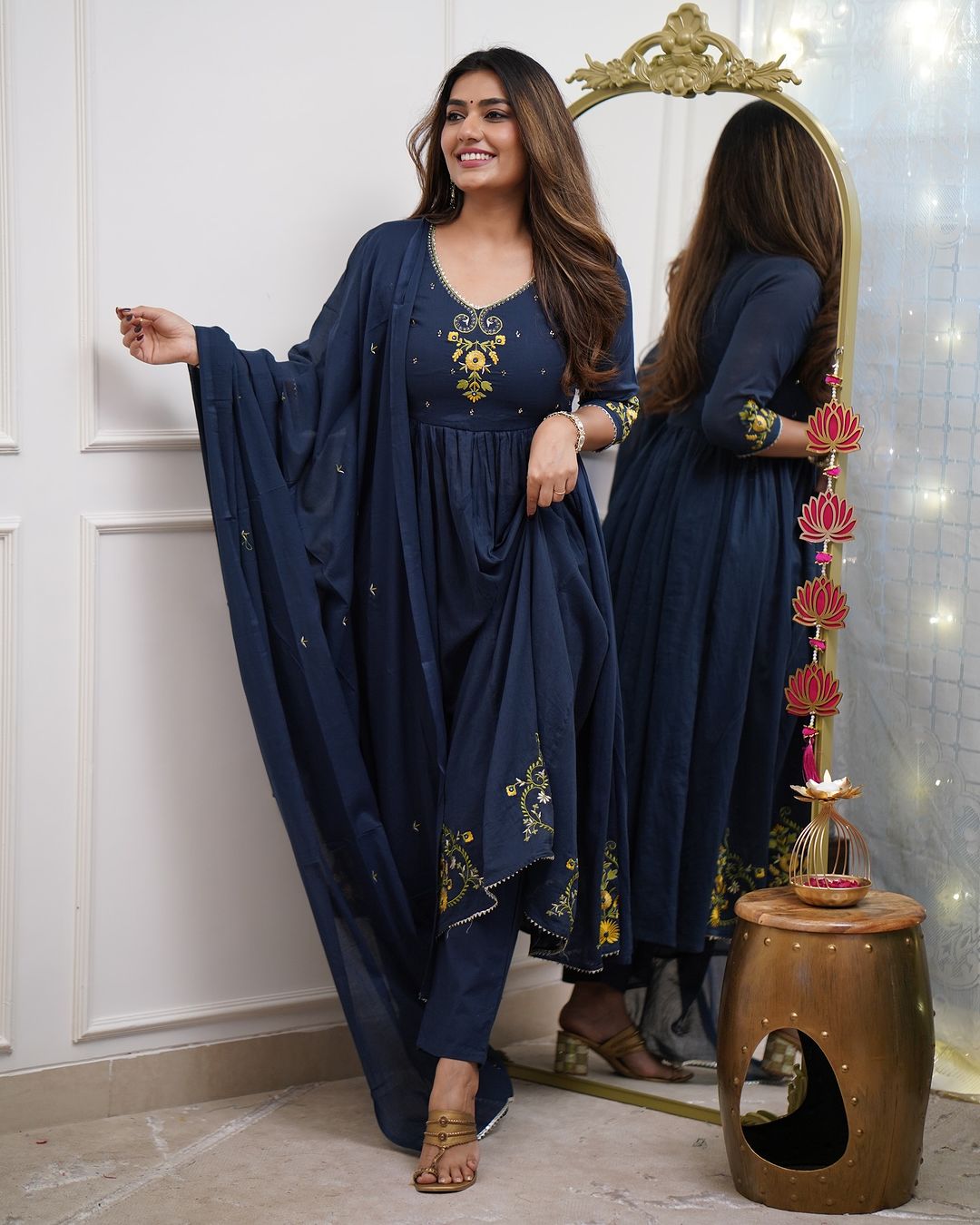 Beautiful Cotton Fabric Kurti Pant With Malmal Dupatta(Blue)